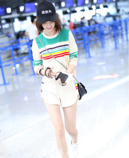 佟丽娅“没洗头”就敢出来秀美腿啦，不得不佩服你的大长腿很美！