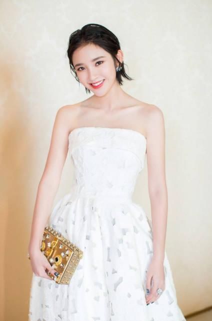 关晓彤穿抹胸裙仙女气质尽显!杨幂杨颖的抹胸裙造型也是各有特色