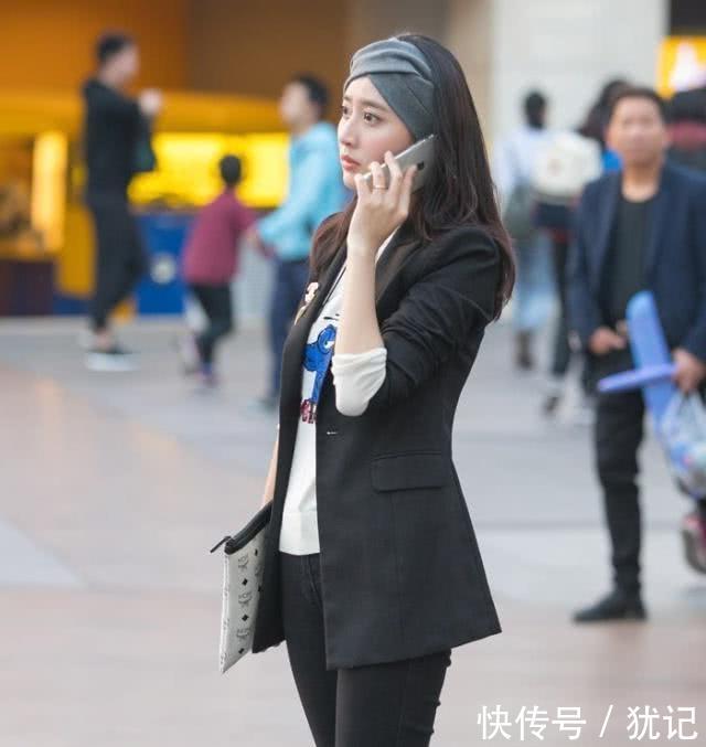 『搭配』路人街拍,小姐姐清新淡雅,休闲西装搭配黑色牛仔裤,很洋气