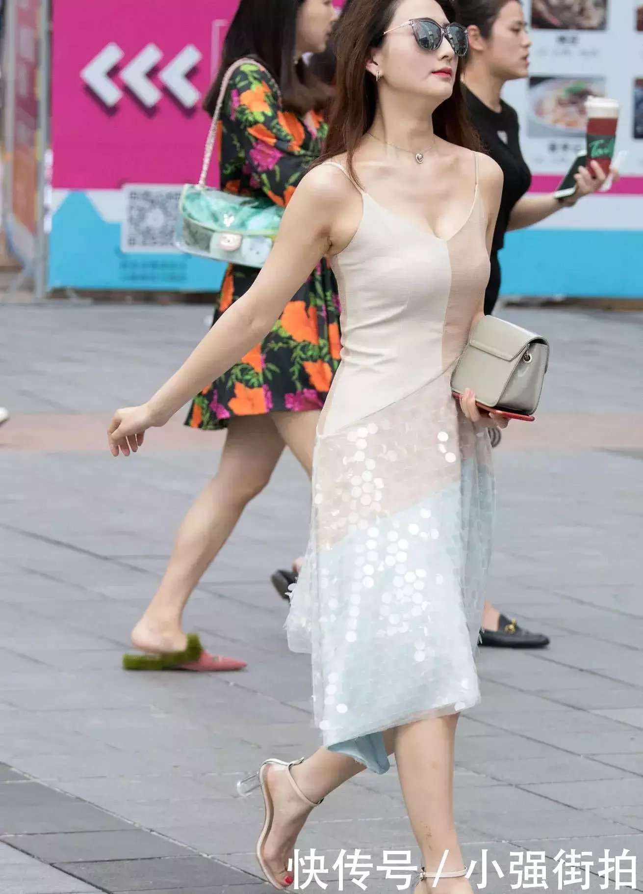 气质小姐姐吊带拼接短裙秀丰腴上围，紧身裙裹着丰腴的臀部，很有