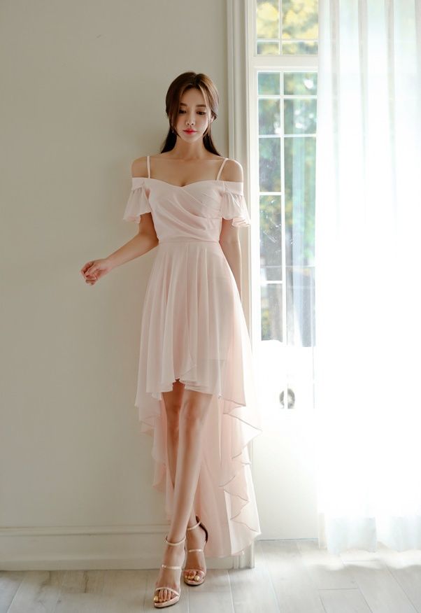 时尚街拍，妙龄美女穿吊带连衣裙，气质优雅，好身材让人心动