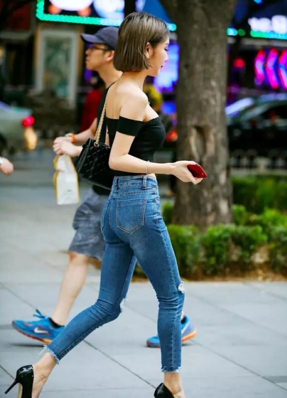 青春甜美的牛仔裤美女,尽显婀娜多姿的美态,散发出华丽气质!