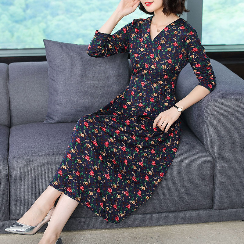 腻害了!忍不住多看几眼,54岁妈妈穿这,新款秋裙,女人味爆棚