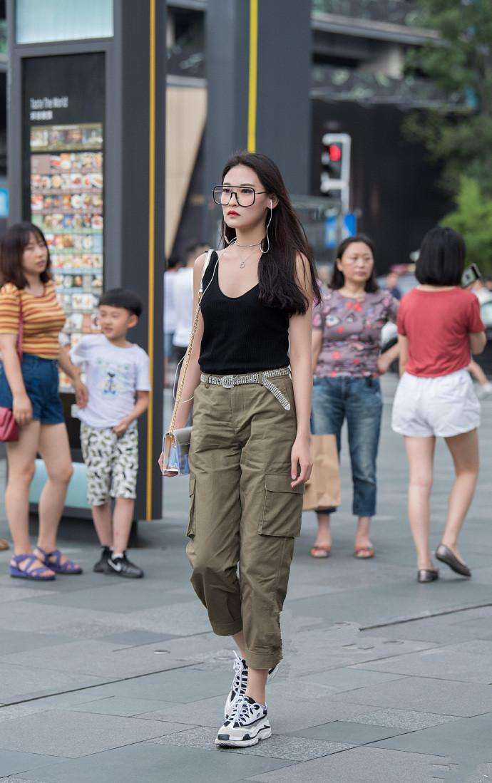 成都街拍, 风景虽好人更美, 美女穿搭休闲窈窕身材更引人注目欣赏