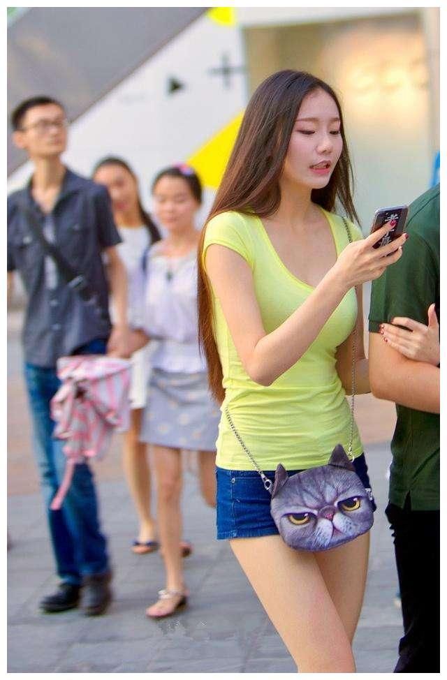 街拍:一头白发的小姐姐穿着紫色连衣裙，酷酷的样子性感又美丽!