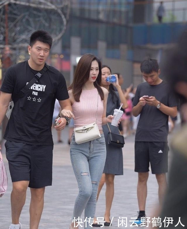  腿部线条■牛仔裤展现时尚底气，个性又减龄，穿出自己洒脱的气质！