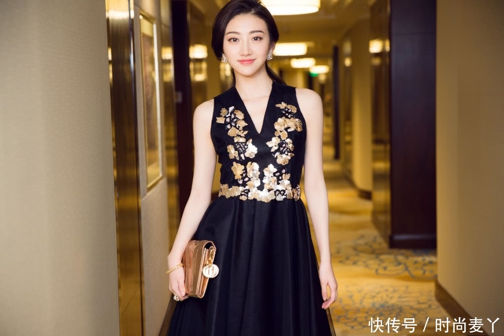 景甜再次惊艳众人！镂空裙内只穿了件裹胸，连气质都变高级了！