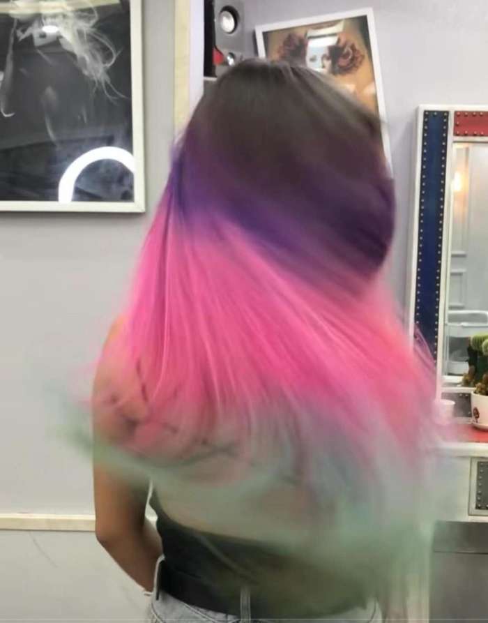 长发小姐姐尝试颜系染发, 理发师变“撒盐小哥”, 造型完成姑娘绿