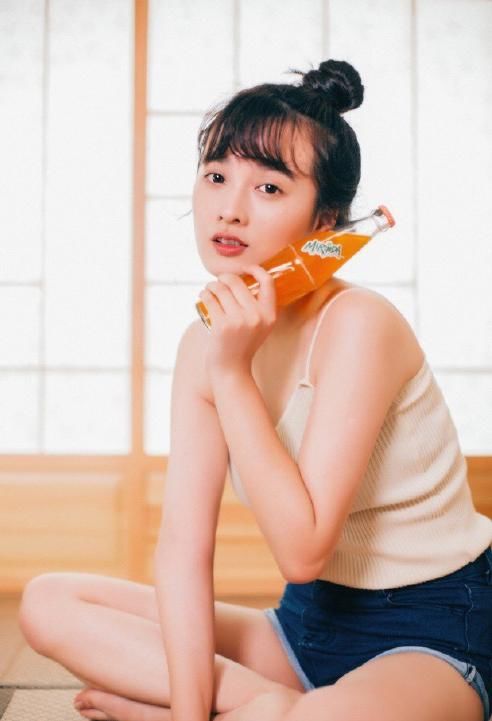 丰腴吊带美女火辣性感私房写真图片