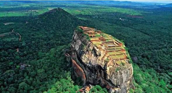 世界第八大奇迹之一：坐落在一块200米巨石上，千年后才现世！