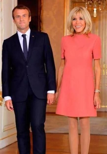 法国第一夫人换下裤装:露锁骨与丈夫合影，图三穿黑丝双腿细长!