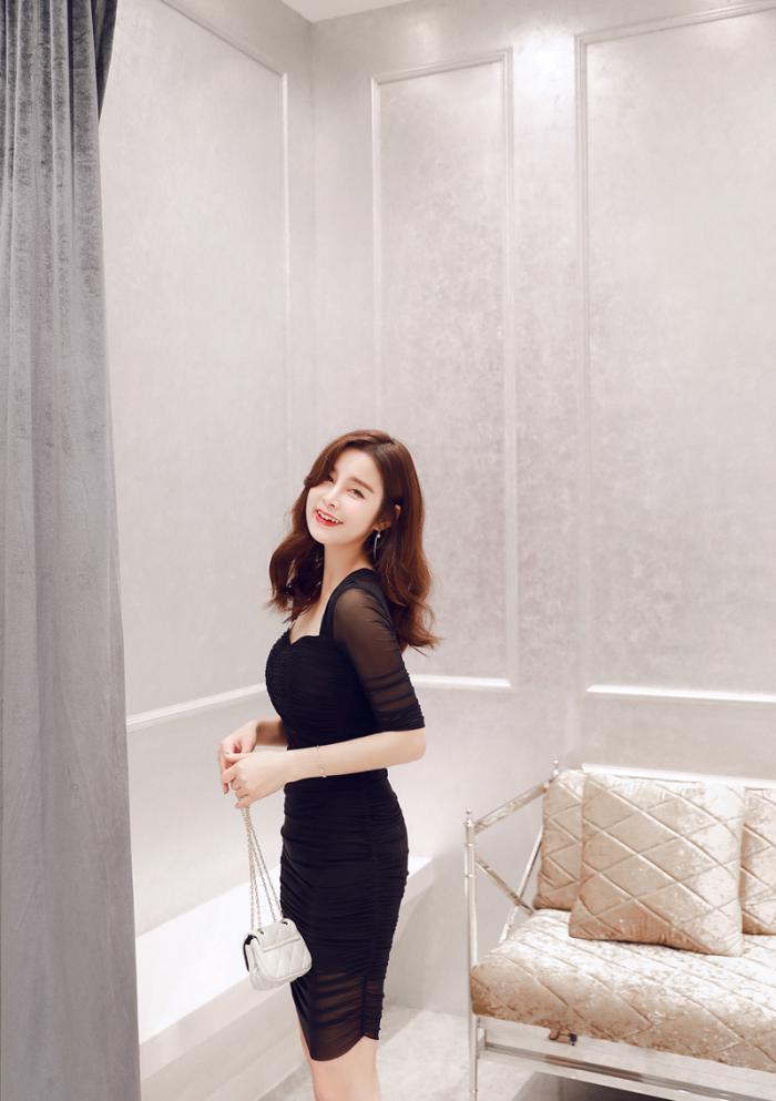 「 呈现」完美呈现了美女的身材!，这身黑色连衣裙,