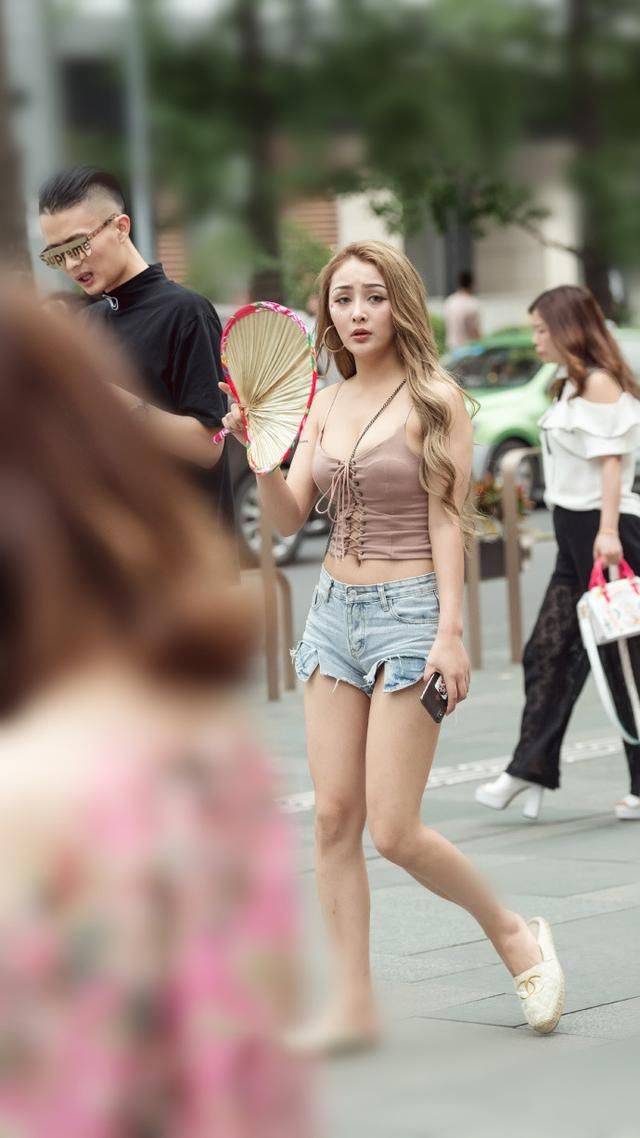 路人街拍，想要玩转街头时尚?你需要时髦潮流的穿搭!