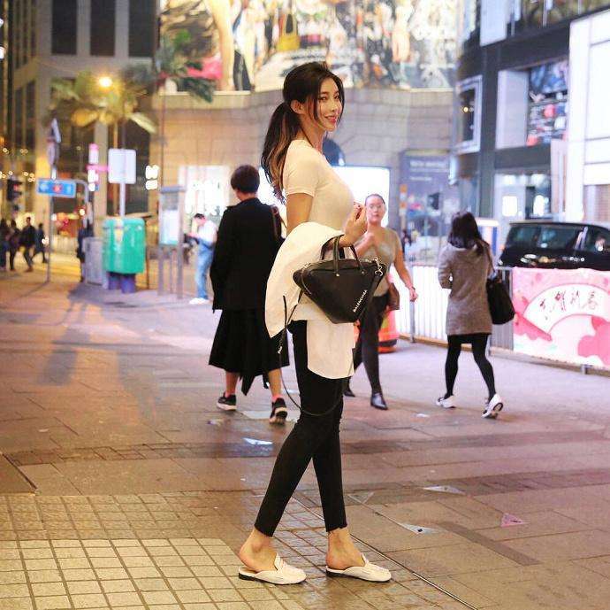 街拍：黑色的紧身裤，让女人穿出气质与时尚范
