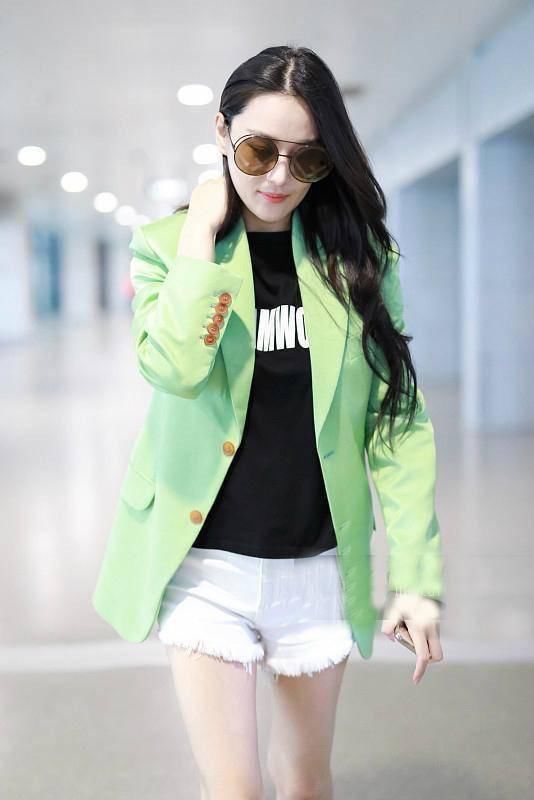 31岁张馨予现身机场，西装配短裤身形似少女，网友：真不愧是军嫂