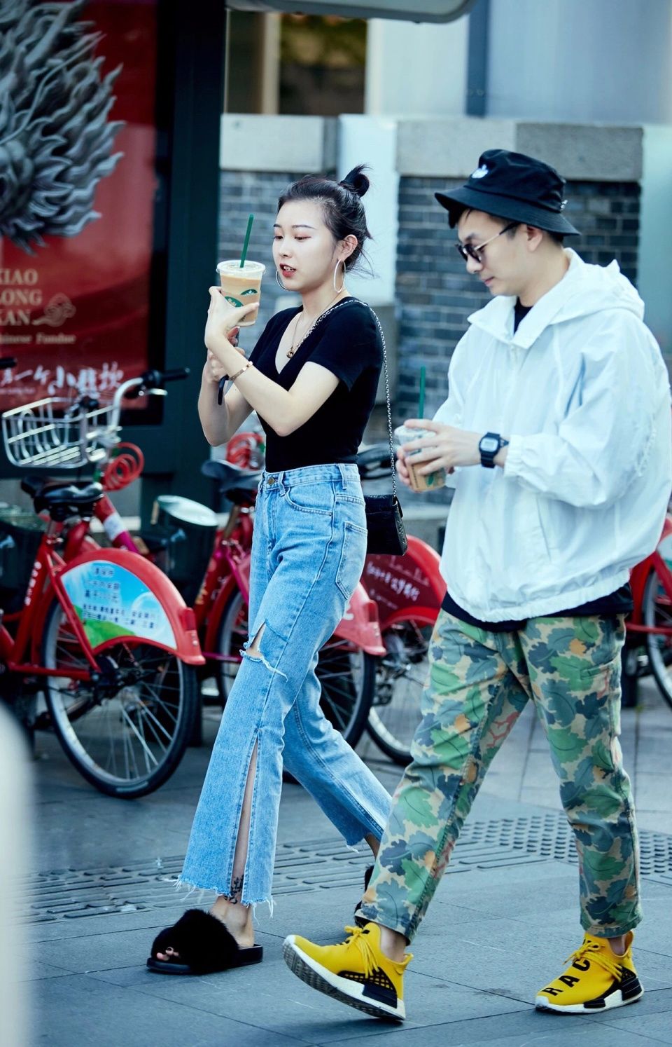 街拍丨连大叔都回头看的小姐姐到底多会穿!