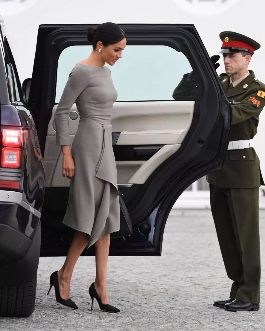 正牌王妃撞衫“绿茶情妇”？英国网友又开始八卦了...