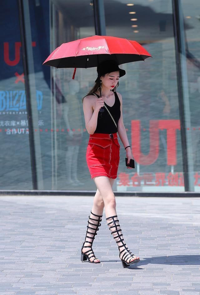 美女街拍：独特美丽白嫩脸蛋，身材无可挑剔！