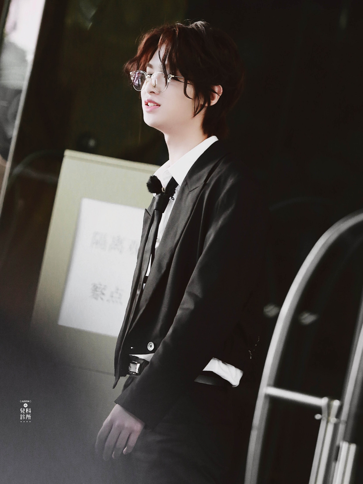 『造型真』183cm黄明昊和180cm王一博,同是黑西装造型,谁才是你的小王子?