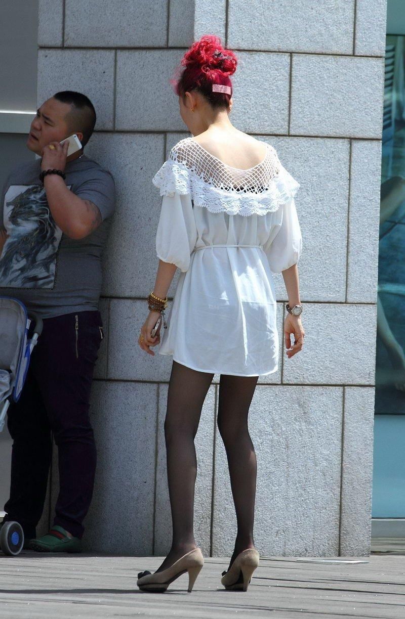 百货广场街拍美腿少妇,双腿纤细如竹竿!