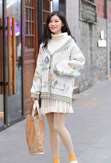  #美女#养眼女神街拍：月貌花容的美女，一件灰色上衣配黑色打底裤，时尚清新气质