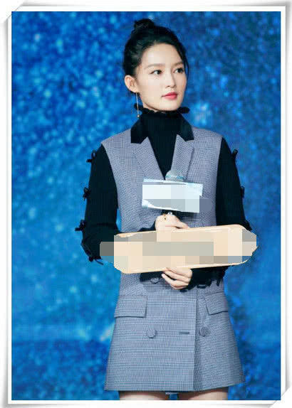 李沁够狠！西服这么短还敢玩下衣失踪，网友：这腿是真实存在的吗