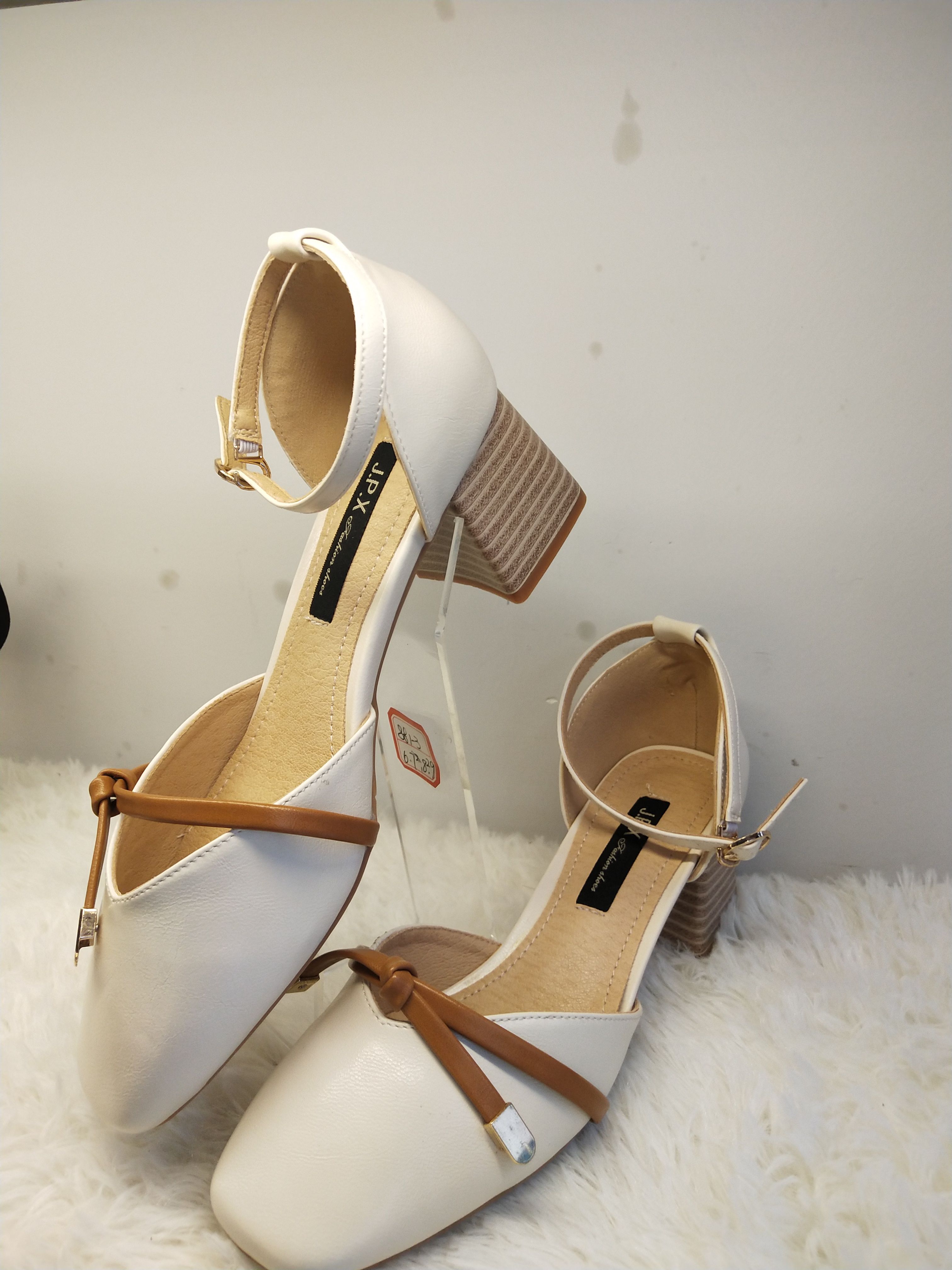 女神的鞋柜，没有几双尖头高跟鞋，你也敢自称女神?