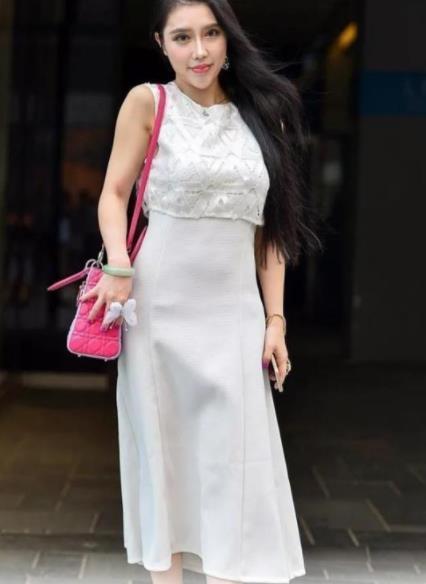  【碎花】街拍：美女碎花上衣配黑色短裤，时尚潮流，酷范十足