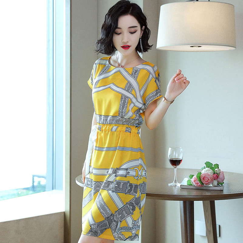 奔五的女人，如果条件可以，多穿这种真丝裙，减龄显嫩更有高级感