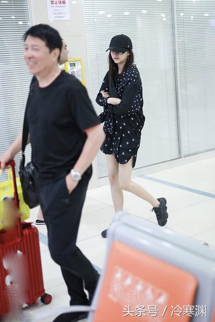关晓彤打扮奇特亮相机场，大长腿被吐槽!网友:你到底是冷还是热