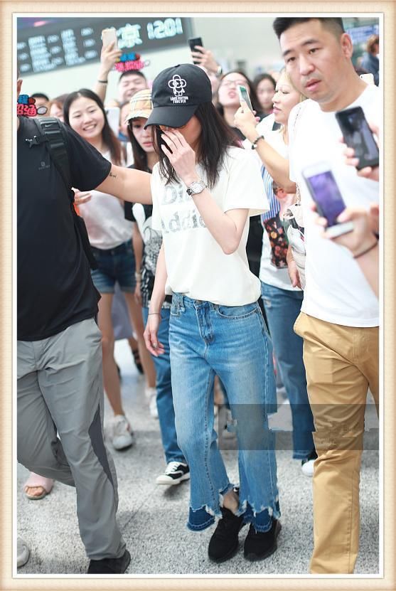 张韶涵又瘦了？紧身仔裤硬是穿成阔腿裤，网友：能有80斤？