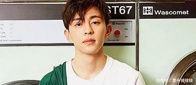 邓伦生活照曝出，和在戏中看得真是判若两人，竟还能笑出法令纹！