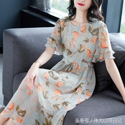 连衣裙无论何时都是时髦洋气，千万不能错过这些今夏新款，美呆了