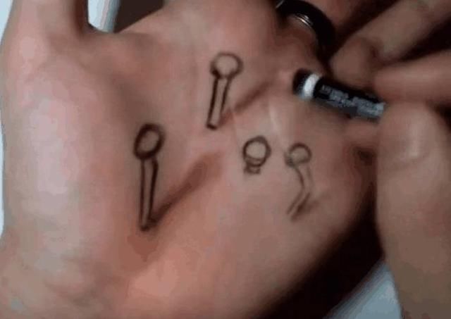男子被钉子扎破了手，朋友们表示同情，知道真相后表示敬佩