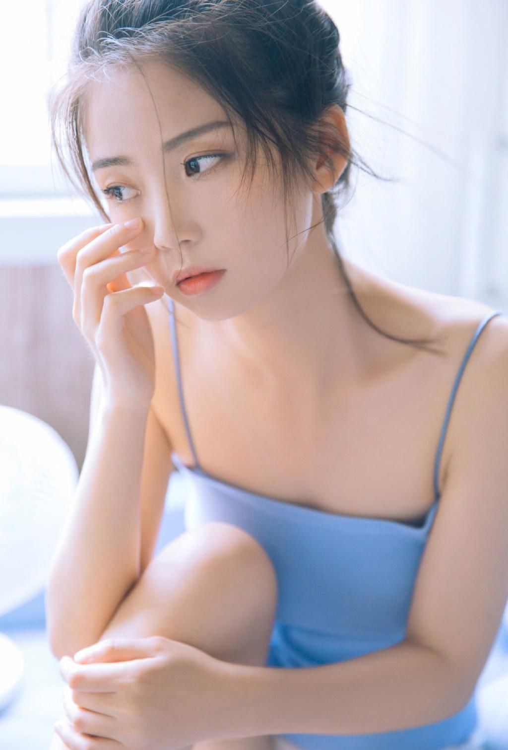 酥胸吊带美女白皙撩人性感写真图片