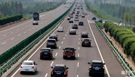 高速公路上, 为何有的车在超车道上还打左转向? 只有老司机才知道