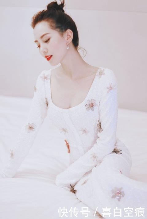 『气质』刘诗诗一点不显老,扎丸子头配一条白色连衣裙,彰显出了优雅气质