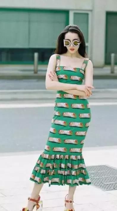 迪丽热巴什么操作？“易拉罐”也能当鞋穿？网友：不怕摔跤