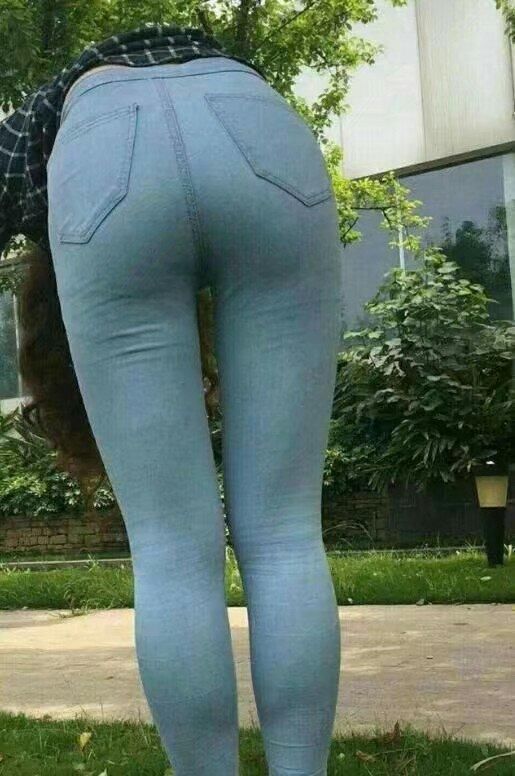 牛仔裤既时尚又百搭，很适合休闲旅游的时候穿更显青春的力量