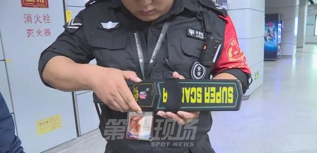  #检查#探测仪有故障，还装模作样检查？地铁安检员自己都看不下