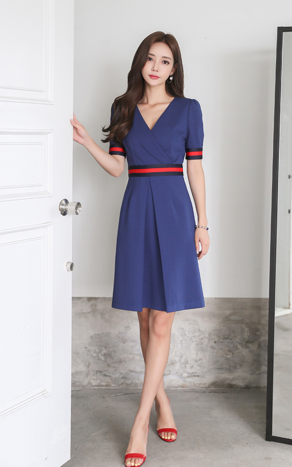 女神孙允珠,沁蜜水蓝红缨锁边暖夏短袖裙