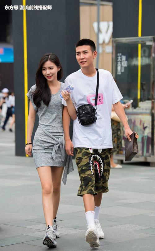 街拍：图2紧身裤美女尴尬了，显胯宽！图4印花裙美女秀长腿