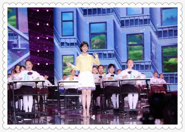 沈梦辰美到犯规！穿白裙比21岁沈月还显嫩，网友：真是便宜海涛了