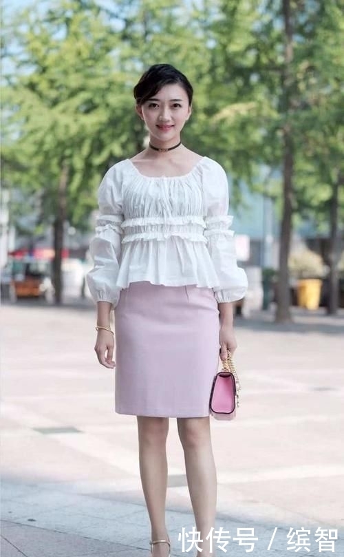  『搭配一双』40＋女人穿裙装轻易别碰这三类裙装，廉价不说，上身效果还很土！