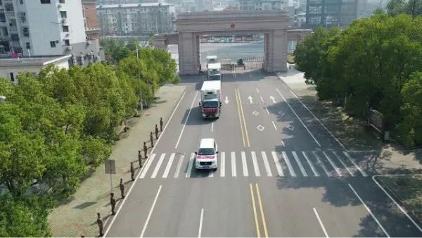  迷彩服■武汉华南海鲜市场附近，出现了一支上海来的“迷彩服小分队”