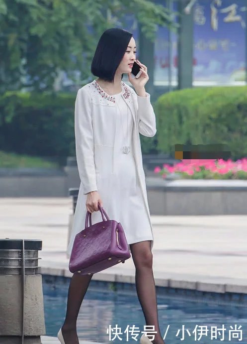 气质小姐姐白色外套配黑丝大秀美腿，给男友打电话十分羞涩，很有