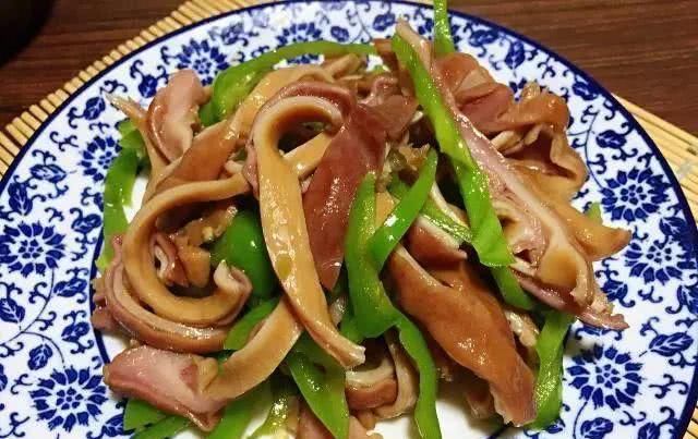  『肉贩』它是猪身上最珍贵的一块肉,肉贩不卖留着自己吃,识货的人抢着买