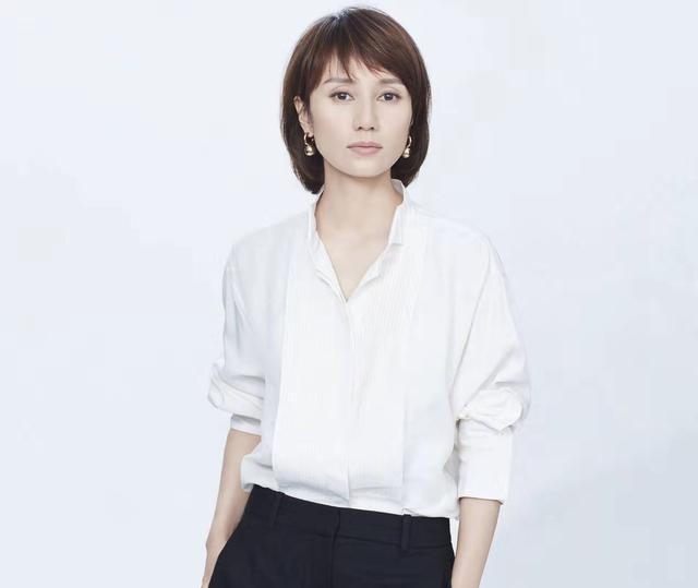 『特别』被42岁的袁泉惊艳到,花毛衣配黑裙,不再高冷一反常态,气质真好