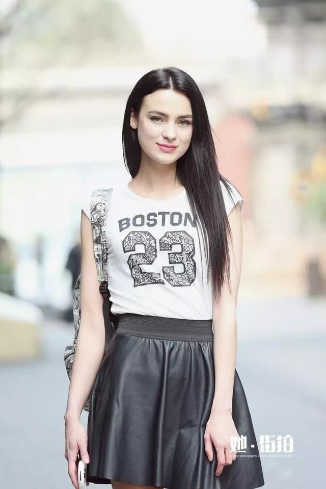 成都街拍，小黑裙这么穿最时髦！