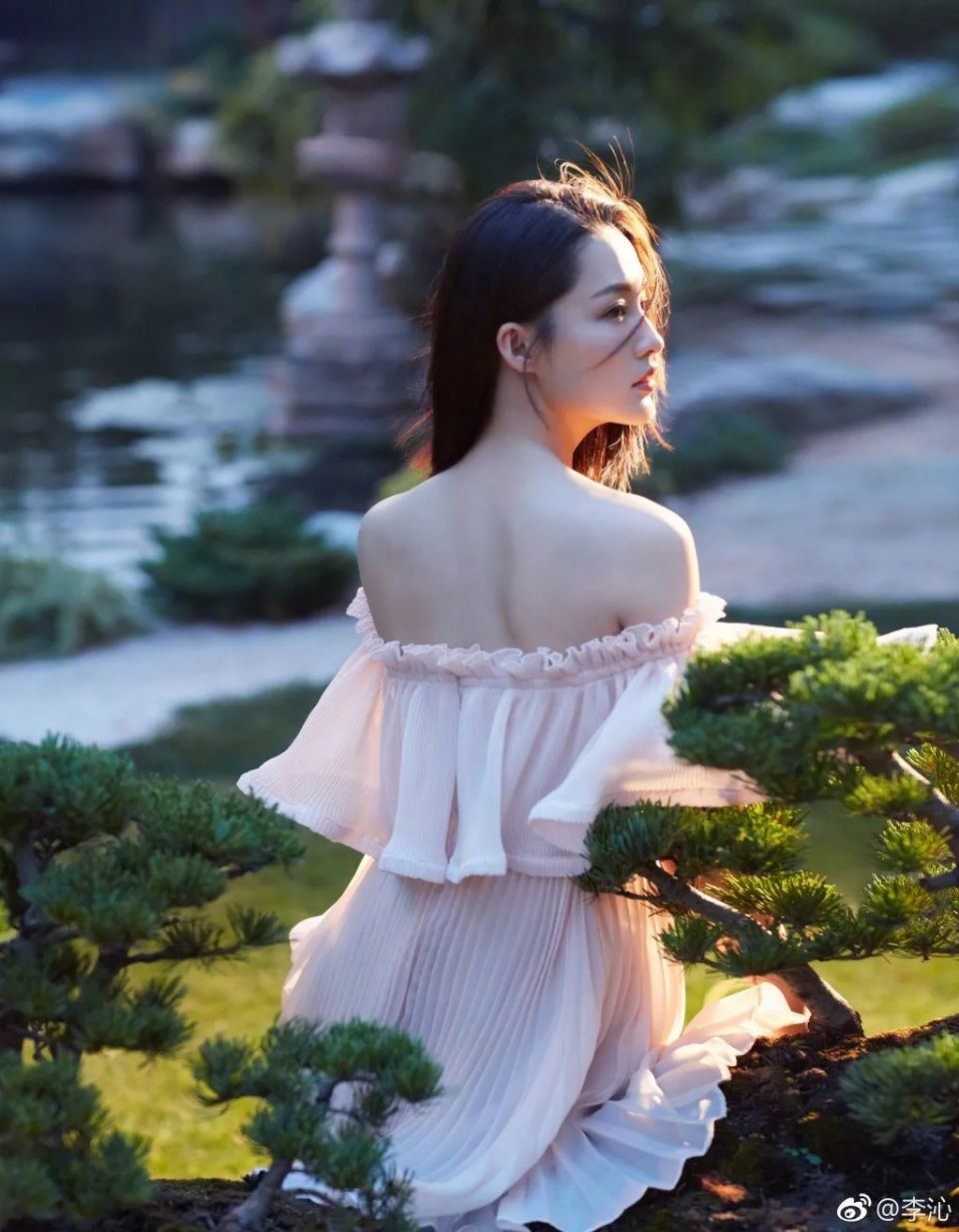 唐嫣宋茜亲自告诉你，秋冬穿什么流行色最显白!